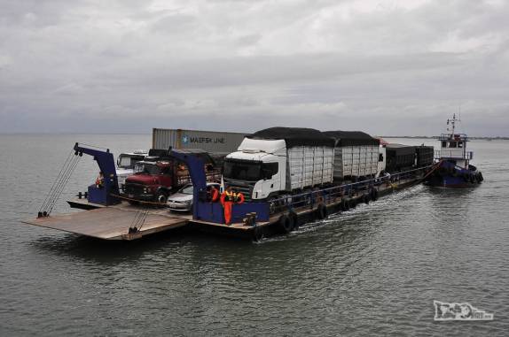 Balsa entre Rio Grande e São José do Norte, do outro lado do canal da Lagoa dos Patos, no sul do Rio Grande do Sul